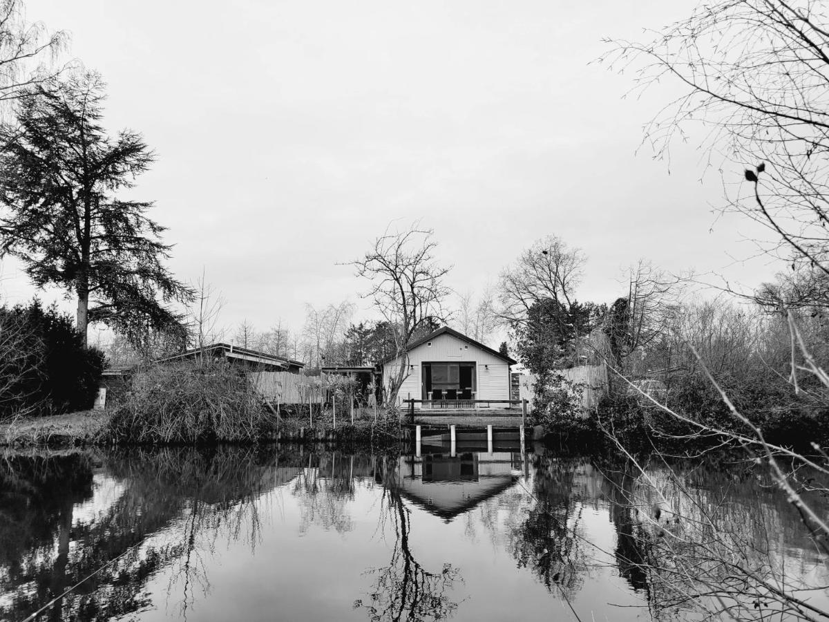 Rustig Gelegen Chalet Kapeki Met Tuin Aan Het Water Geel Exterior photo